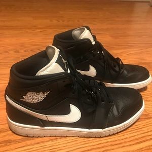 Jordan 1 Retro Mid Black White